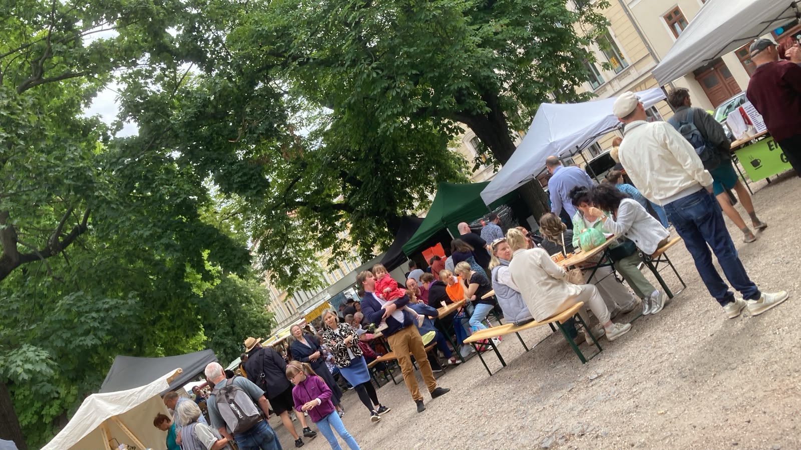 Besucher auf dem Elisabethplatz
